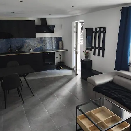 2-bedroom Air-conditioned With Terrace Appartement Herseaux